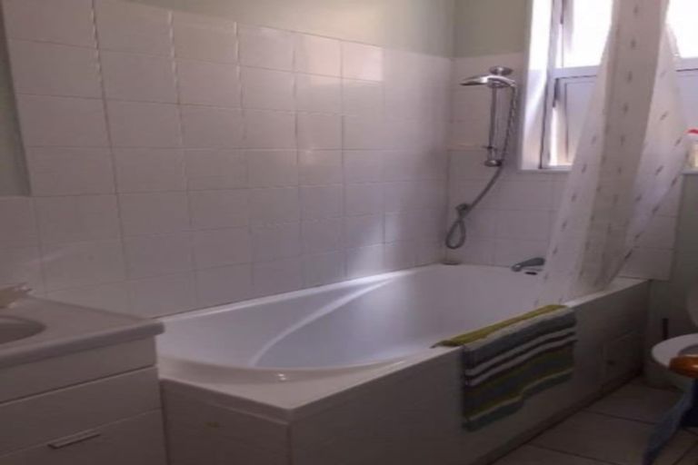 Photo of property in Devonport Apartments, 43/127 Saint Aubyn Street, New Plymouth, 4310