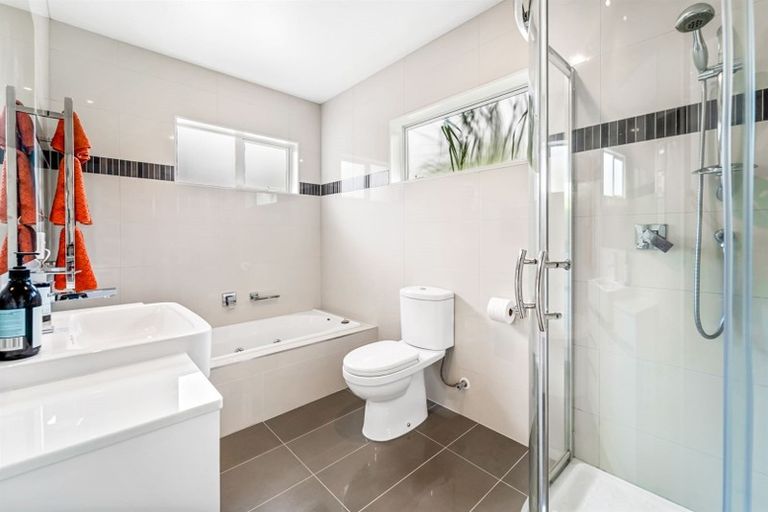 Photo of property in 80 Rising Parade, Fairview Heights, Auckland, 0632