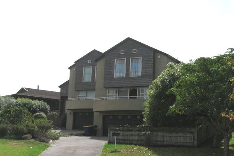 Photo of property in 2 Oystergrove Road, West Harbour, Auckland, 0618