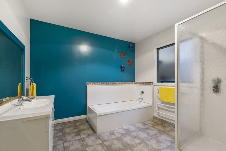 Photo of property in 322b Glenfield Road, Glenfield, Auckland, 0629