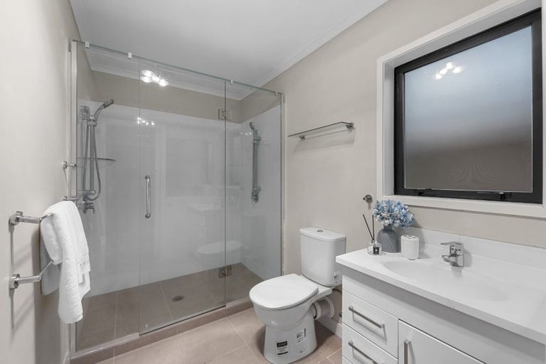 Photo of property in 4190a Great North Road, Glendene, Auckland, 0602