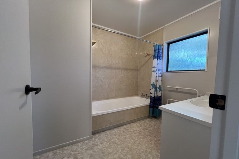 Photo of property in 16 Shearwater Street, One Tree Point, 0118