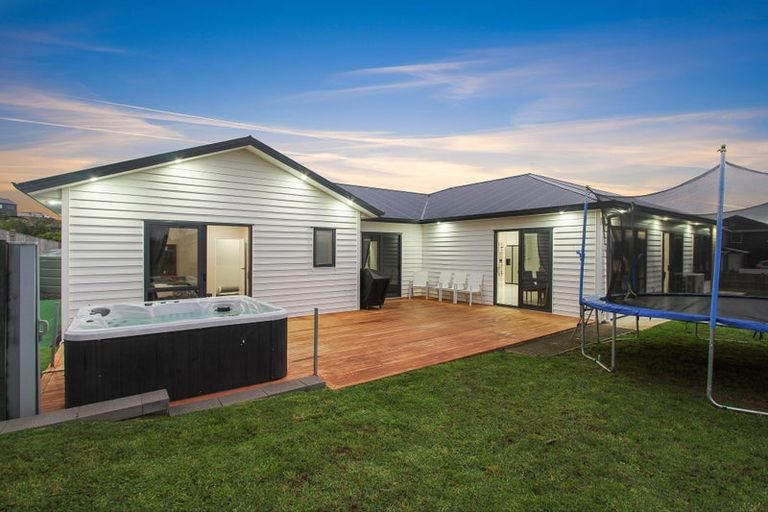 Photo of property in 16 Catherine Mclean Road, Pukekohe, 2120