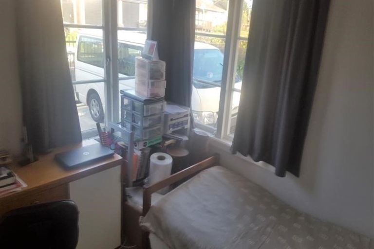 Photo of property in 1 Ward Crescent, Te Atatu Peninsula, Auckland, 0610