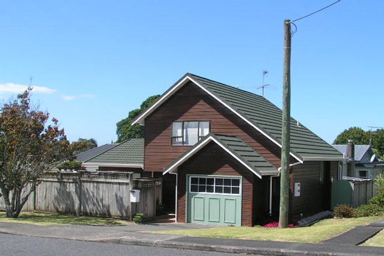 Photo of property in 2/11 Seaview Avenue, Northcote, Auckland, 0627