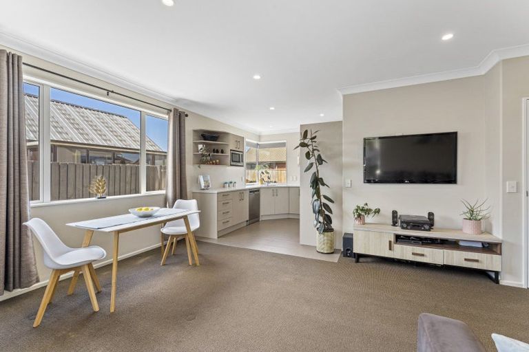 Photo of property in 14 Farm Lane, Parklands, Christchurch, 8083