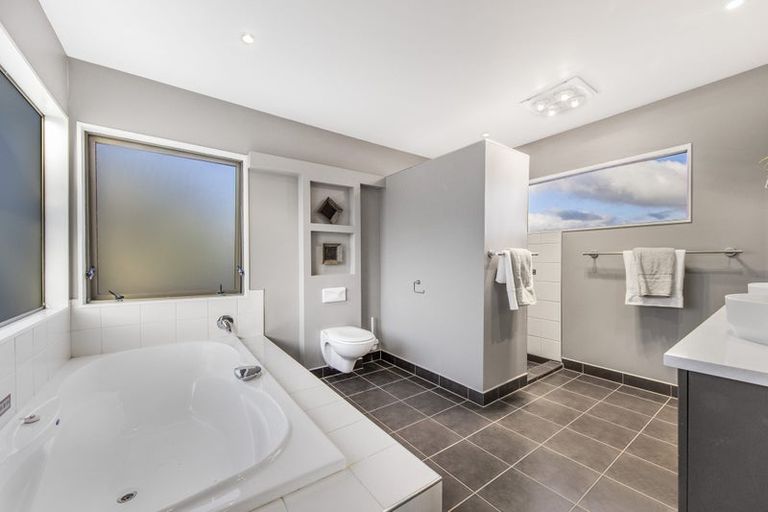 Photo of property in 13 Reynard Terrace, Conifer Grove, Takanini, 2112