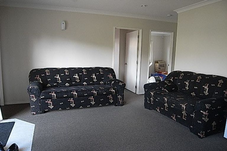 Photo of property in 33 Claverdon Drive, Massey, Auckland, 0614