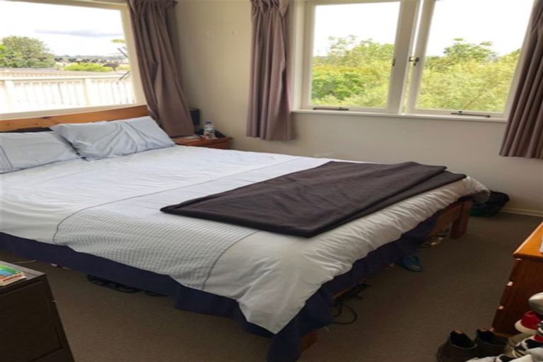 Photo of property in 84 Sylvan Crescent, Te Atatu South, Auckland, 0610