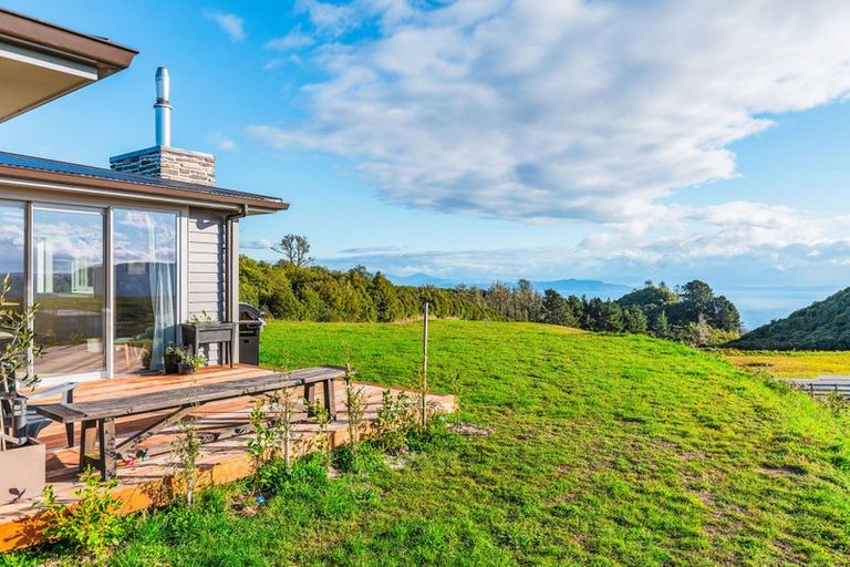 Photo of property in 5 Glendas Way, Acacia Bay, Taupo, 3385
