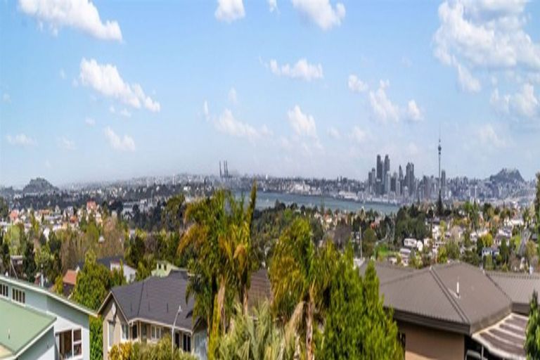 Photo of property in 1/1 Kaihu Street, Northcote, Auckland, 0627