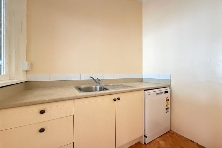 Photo of property in 2/134 Evans Bay Parade, Roseneath, Wellington, 6021