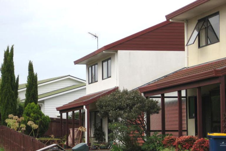 Photo of property in 2/102 Manhattan Heights, Glendene, Auckland, 0602