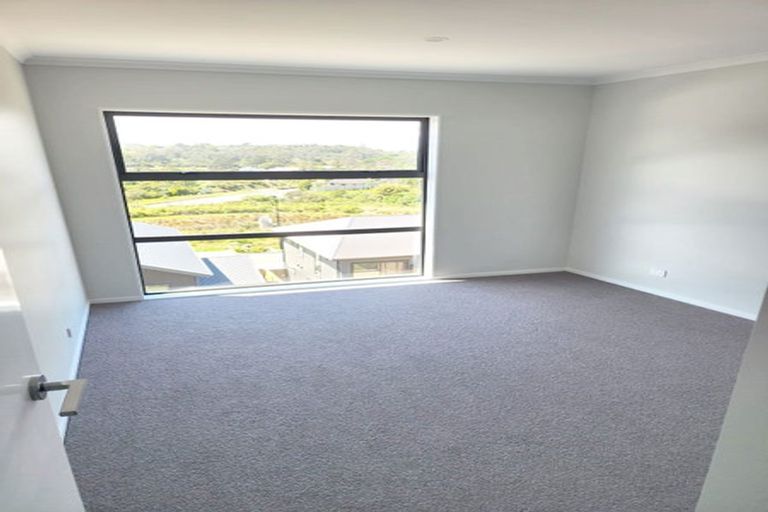 Photo of property in 15 William Calvert Drive, Swanson, Auckland, 0614