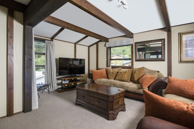 Photo of property in 376 Waikawa Road, Waikawa, Picton, 7220