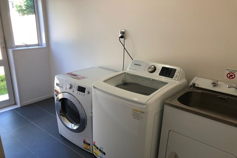 Photo of property in 2/63 Pupuke Road, Birkenhead, Auckland, 0627