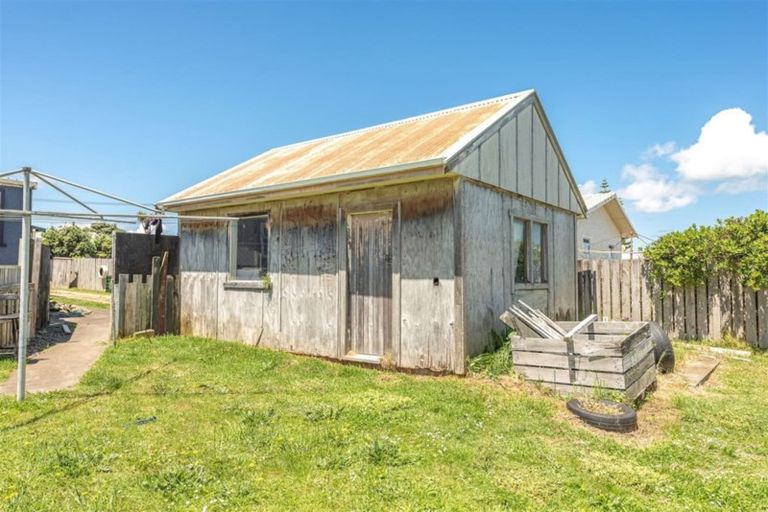 Photo of property in 35 Egmont Street, Castlecliff, Whanganui, 4501