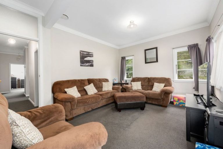 Photo of property in 4 Kopara Grove, Stokes Valley, Lower Hutt, 5019