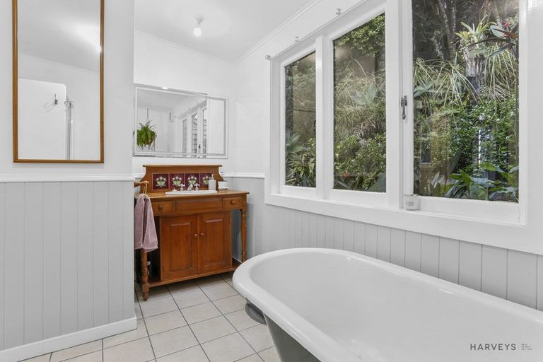 Photo of property in 1 Bush Road, Waiatarua, Auckland, 0604
