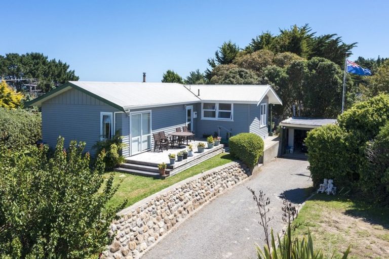 Photo of property in 686 Waikawa Beach Road, Waikawa Beach, Levin, 5573