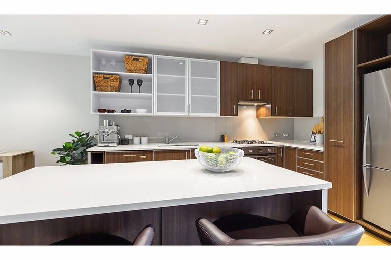 Photo of property in Patent 326 Apartments, 206s/326 Evans Bay Parade, Hataitai, Wellington, 6021