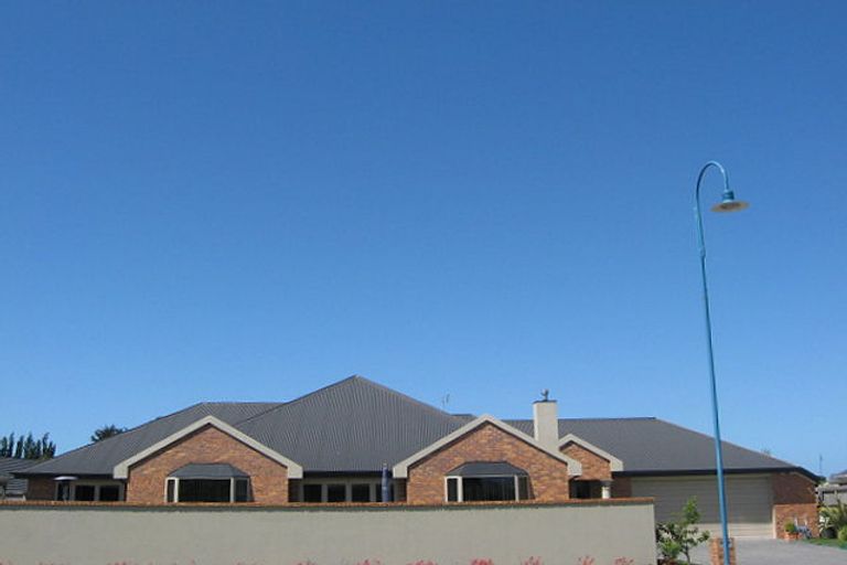 Photo of property in 5 Coolspring Way, Redwood, Christchurch, 8051