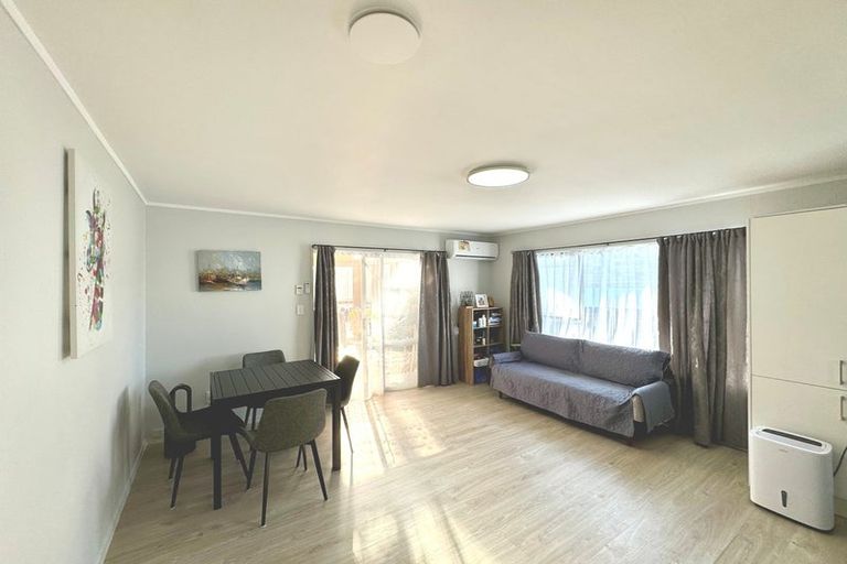 Photo of property in 2/102 Lynwood Road, New Lynn, Auckland, 0600