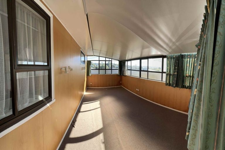 Photo of property in 20 Oswald Crescent, Paparangi, Wellington, 6037