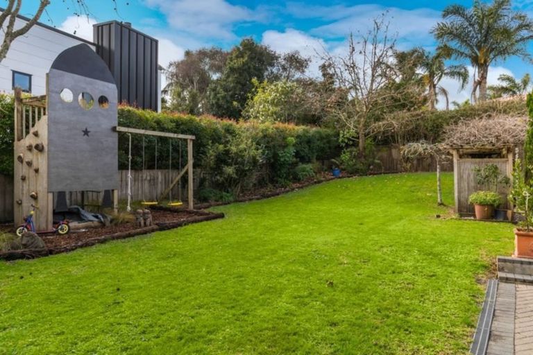 Photo of property in 28 Oakford Park Crescent, Greenhithe, Auckland, 0632