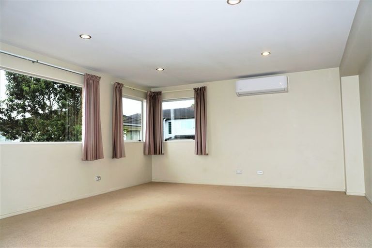 Photo of property in 18 Mulroy Place, Pinehill, Auckland, 0632