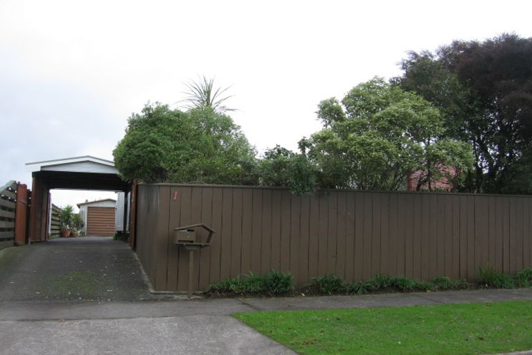 Photo of property in 1 Peter Hall Drive, Kelvin Grove, Palmerston North, 4414