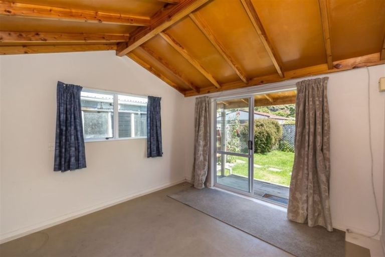 Photo of property in 44 Taupata Street, Redcliffs, Christchurch, 8081