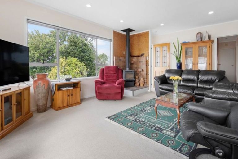 Photo of property in 168 Edmonton Road, Te Atatu South, Auckland, 0610