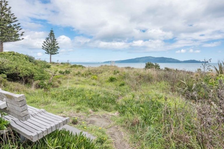 Photo of property in 106 Field Way, Waikanae Beach, Waikanae, 5036