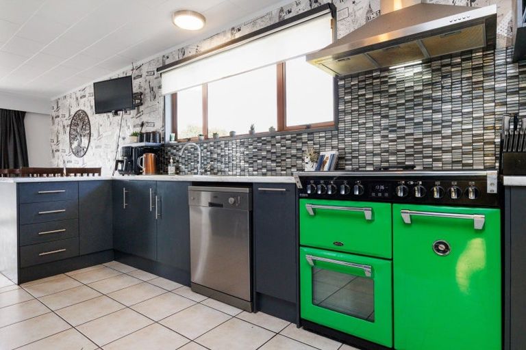 Photo of property in 16 Dunk Place, Milson, Palmerston North, 4414