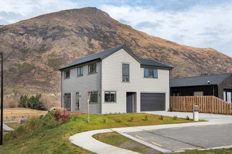 Photo of property in 28 Hayes Creek Road, Lake Hayes Estate, Queenstown, 9304