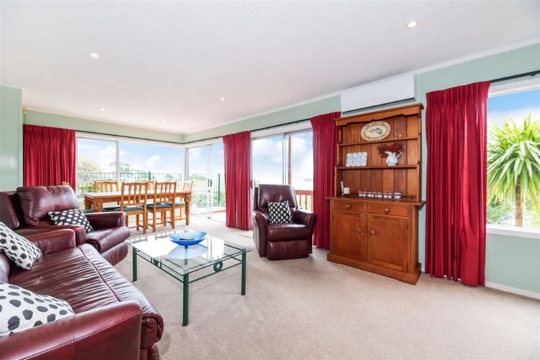 Photo of property in 2/41 Telstar Place, Beach Haven, Auckland, 0626