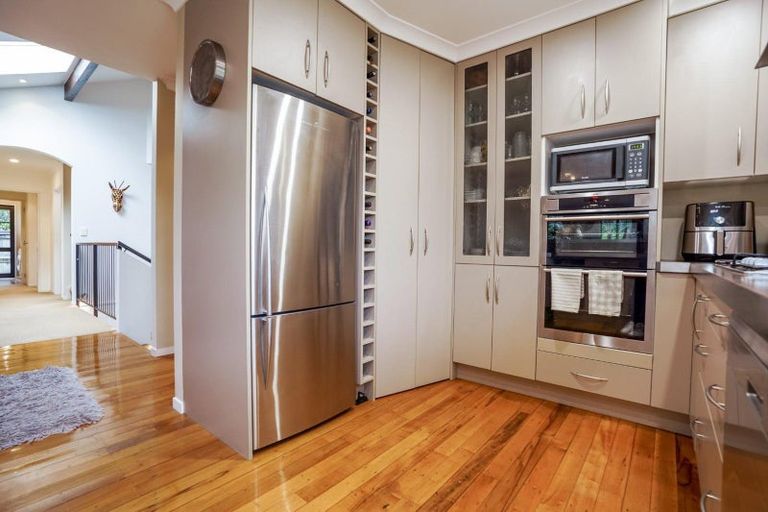 Photo of property in 16 La Lena Grove, Fitzherbert, Palmerston North, 4410