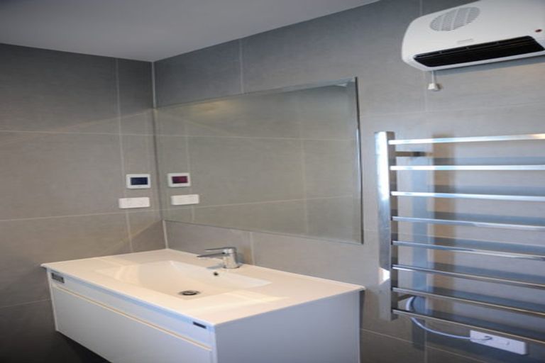 Photo of property in 7/11 Oteha Valley Road, Northcross, Auckland, 0632