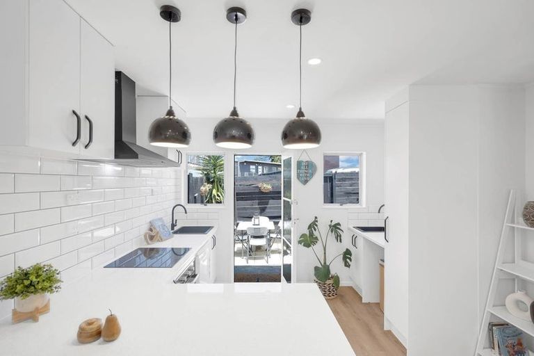 Photo of property in 1/11 Alston Avenue, Kelston, Auckland, 0602