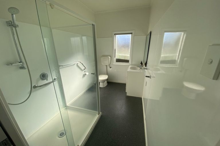 Photo of property in 43 Onewa Road, Northcote, Auckland, 0627