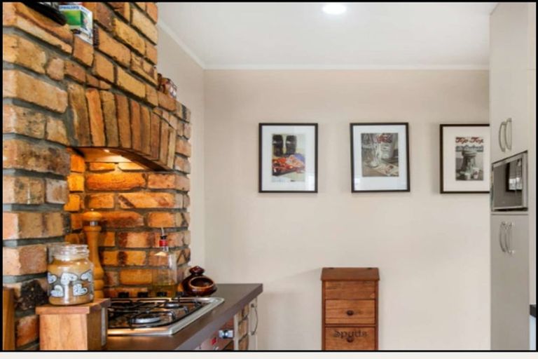 Photo of property in 1 Waiari Road, Conifer Grove, Takanini, 2112