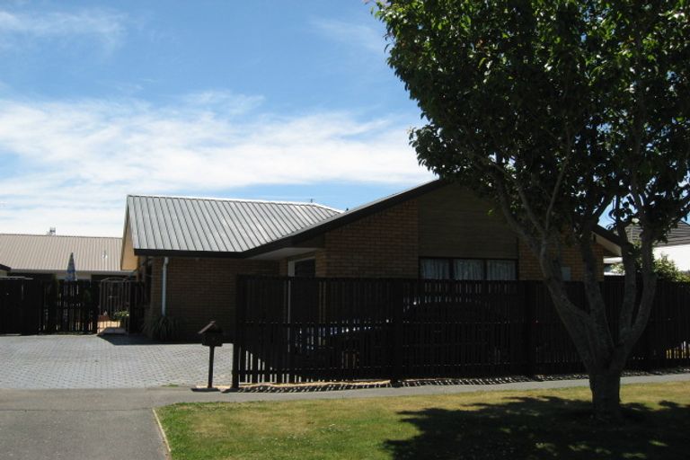 Photo of property in 1/1 Brockhall Lane, Avonhead, Christchurch, 8042