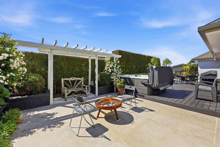 Photo of property in 2 Callender Place, Shelly Park, Auckland, 2014