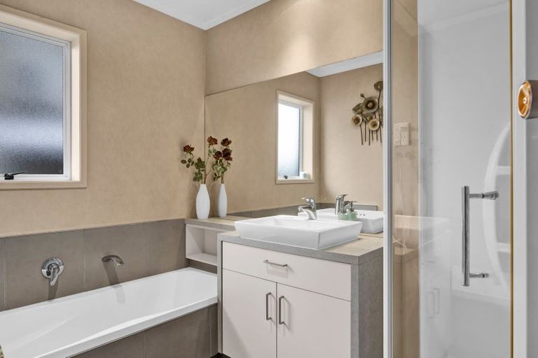 Photo of property in 17 Nevada Drive, Merrilands, New Plymouth, 4312