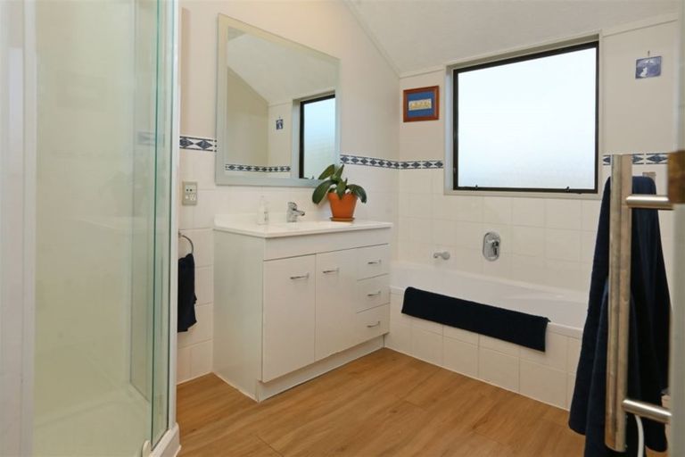 Photo of property in 48 Vintage Drive, Henderson, Auckland, 0612