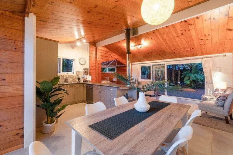 Photo of property in 18 Easter Parade, Glen Eden, Auckland, 0602