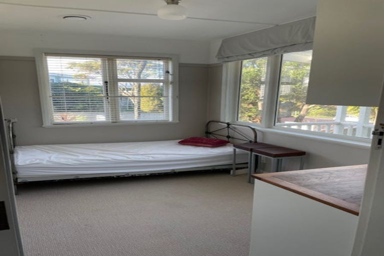 Photo of property in 87 Maungaraki Road, Korokoro, Lower Hutt, 5012