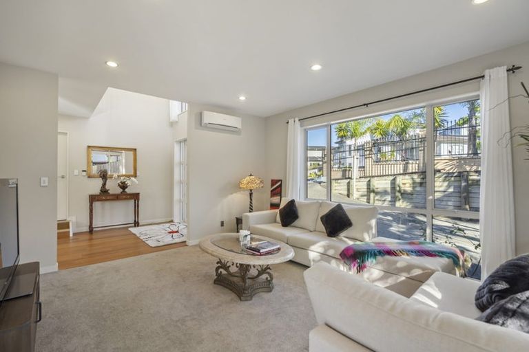 Photo of property in 5 Bintulu Place, Fairview Heights, Auckland, 0632