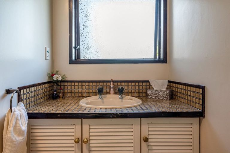 Photo of property in 2/10 Tobruk Crescent, Milford, Auckland, 0620